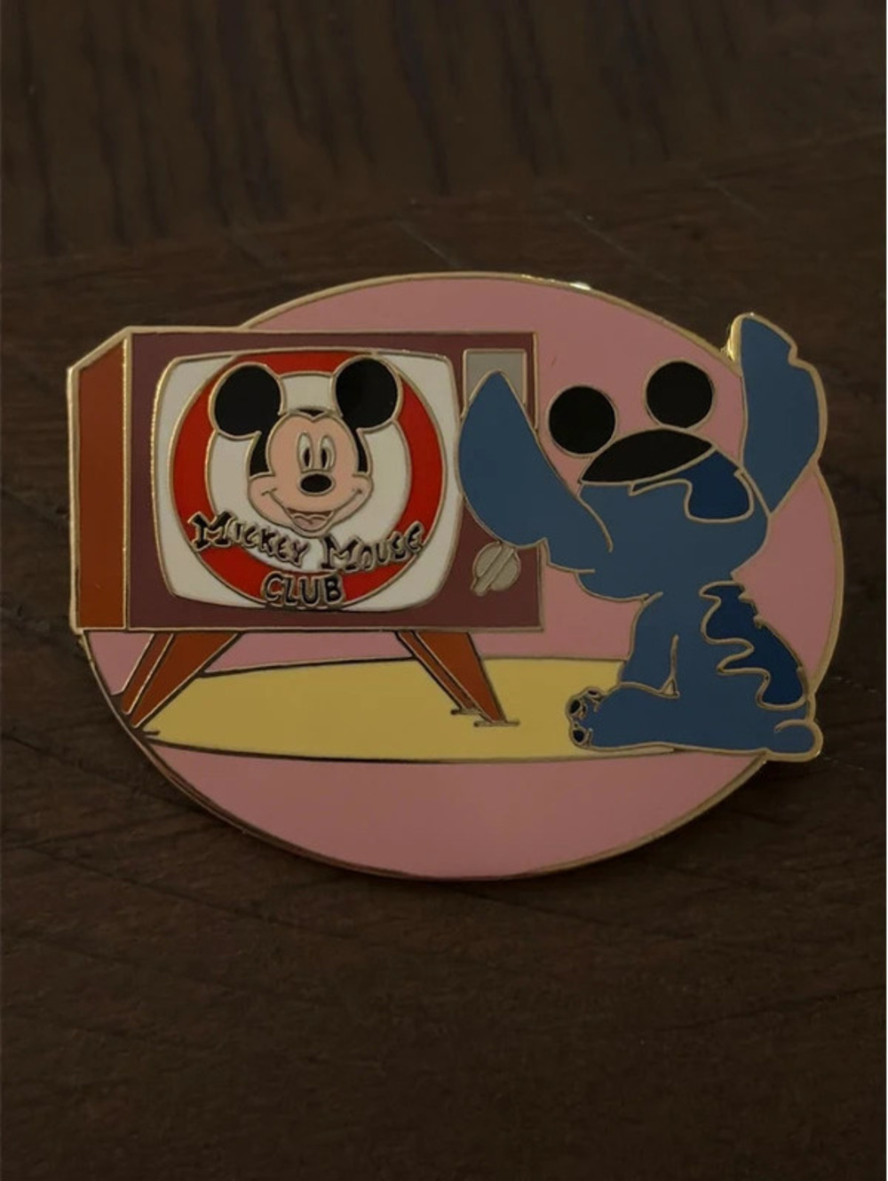 Disney Auctions Stitch Watching Television TV LE 1000 Pin Mickey Mouse Club